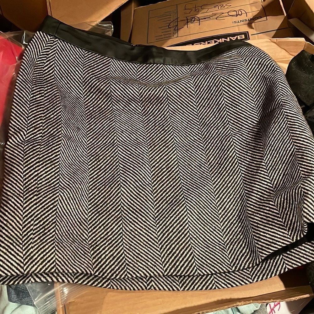 Banana Republic woman’s wool black and white skirt - Picture 13 of 13